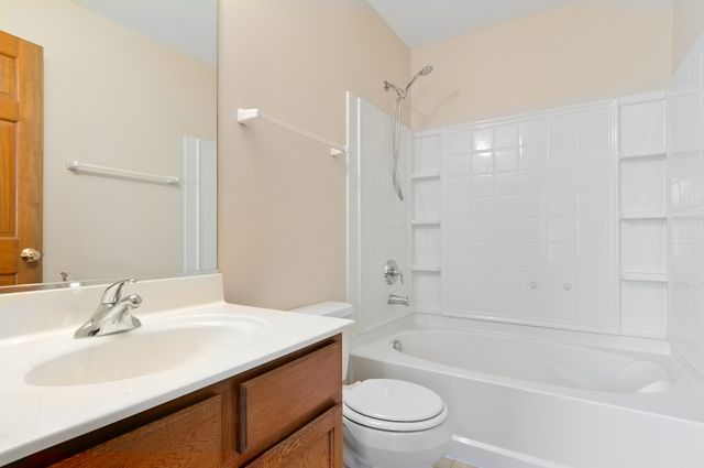 584 LINCOLN STATION Drive, Oswego, IL 60543