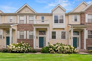 584 LINCOLN STATION Drive, Oswego, IL 60543