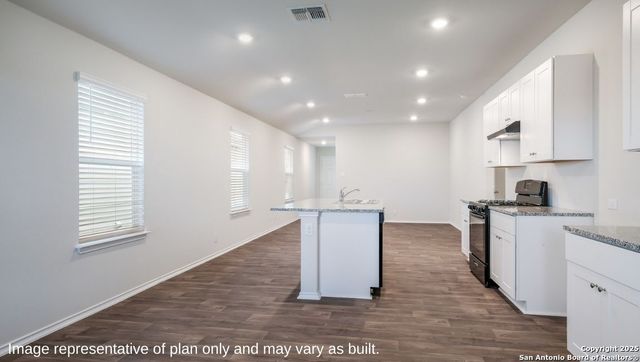 108 Middle Green Loop, Floresville, TX 78114