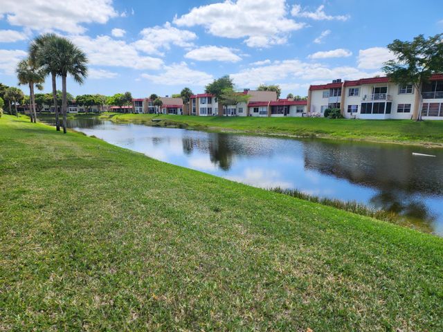 142 Lake Anne Drive, West Palm Beach, FL 33411