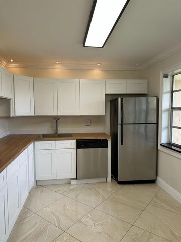 142 Lake Anne Drive, West Palm Beach, FL 33411