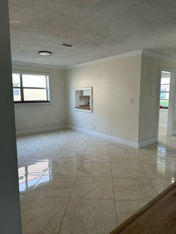 142 Lake Anne Drive, West Palm Beach, FL 33411