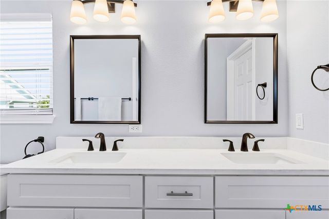 132 Breezeway Drive, Rockport, TX 78382