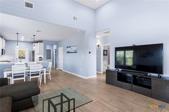 132 Breezeway Drive, Rockport, TX 78382