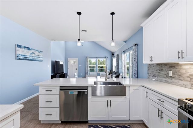 132 Breezeway Drive, Rockport, TX 78382