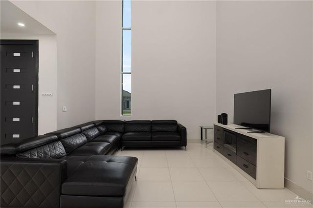 801 E Azucar Avenue, Pharr, TX 78577