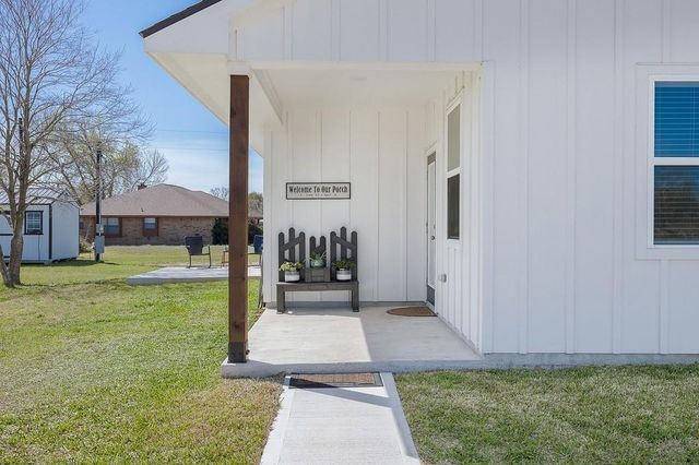 3354 Fm 155, Weimar, TX 78962