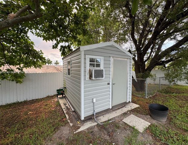 2181 SW 50th Ave, Fort Lauderdale, FL 33317