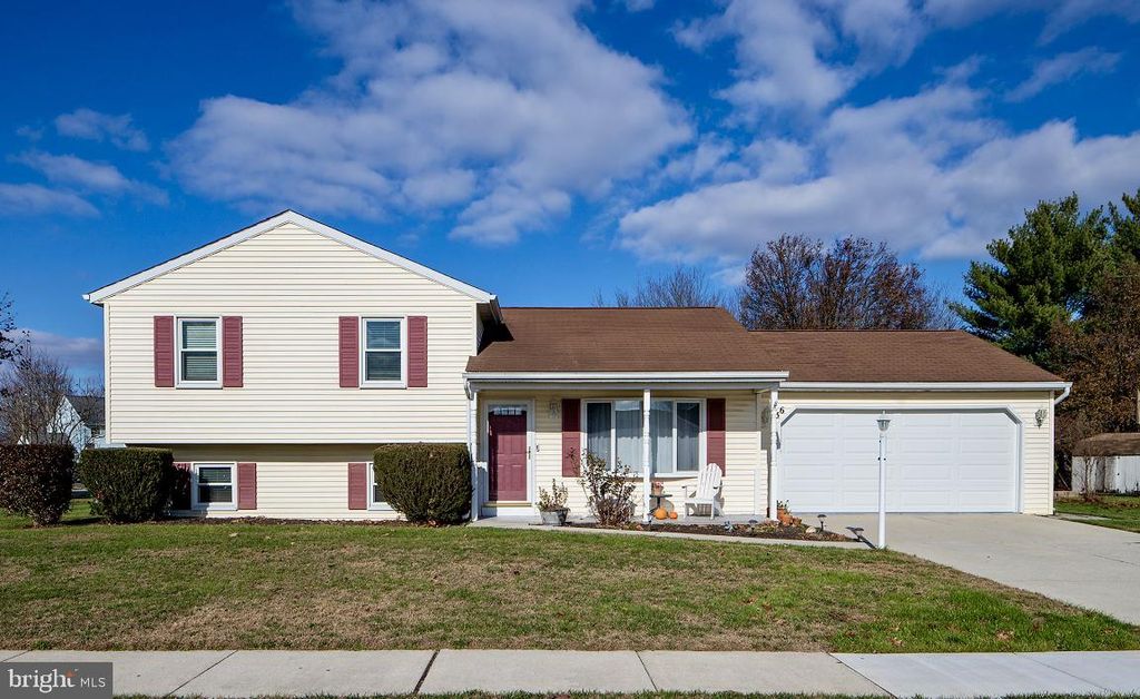 56 HONEYSUCKLE DR, Mechanicsburg, PA 17050