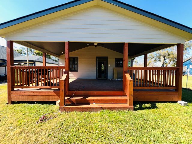 309 Aycock Street, Clute, TX 77531