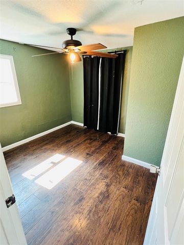 309 Aycock Street, Clute, TX 77531