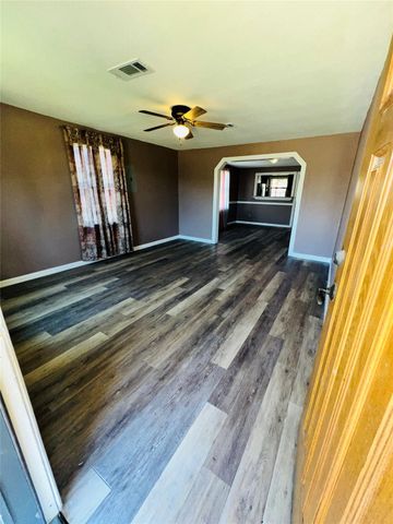 309 Aycock Street, Clute, TX 77531