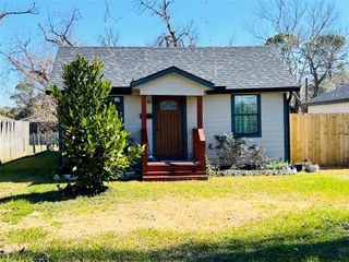 309 Aycock Street, Clute, TX 77531