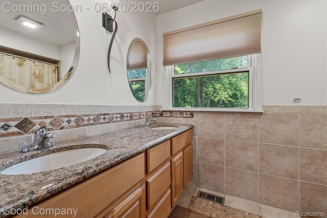 833 Cobblestone Drive, Rochester Hills, MI 48309