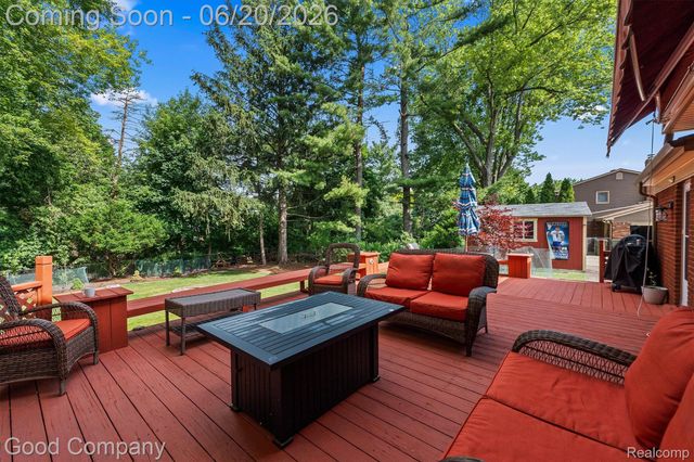 833 Cobblestone Drive, Rochester Hills, MI 48309