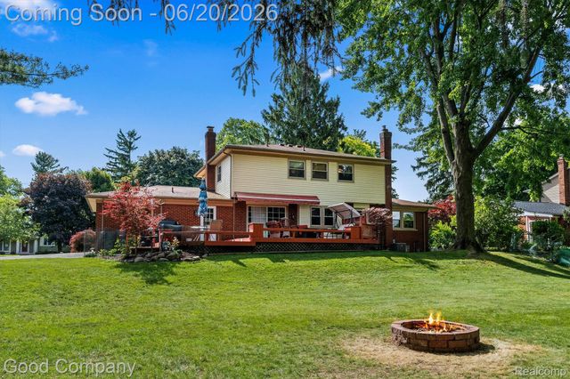 833 Cobblestone Drive, Rochester Hills, MI 48309
