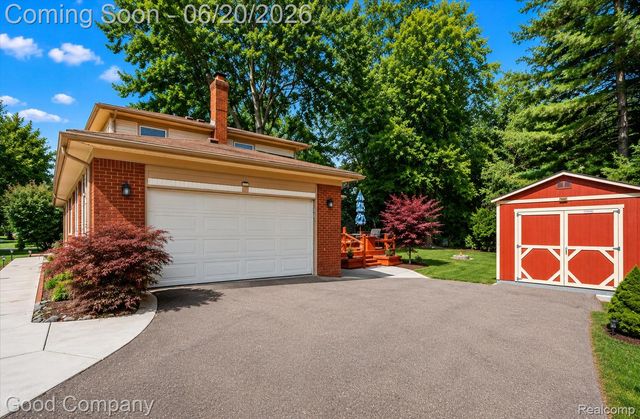 833 Cobblestone Drive, Rochester Hills, MI 48309