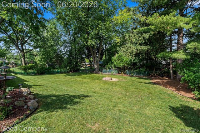 833 Cobblestone Drive, Rochester Hills, MI 48309