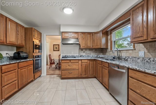 833 Cobblestone Drive, Rochester Hills, MI 48309