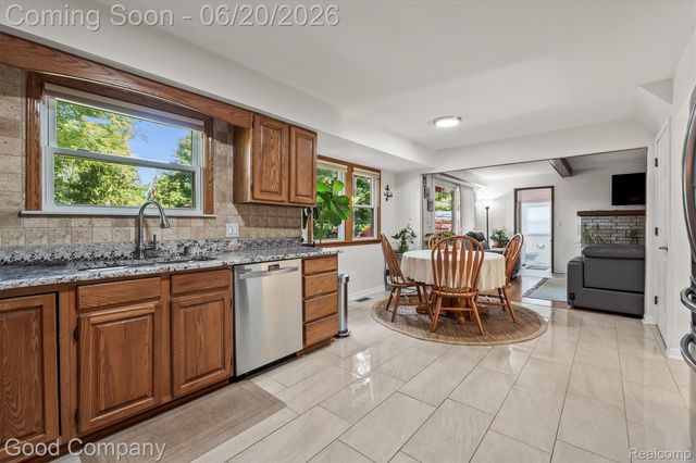 833 Cobblestone Drive, Rochester Hills, MI 48309