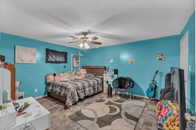 633 N 4th St, Carbondale, KS 66414