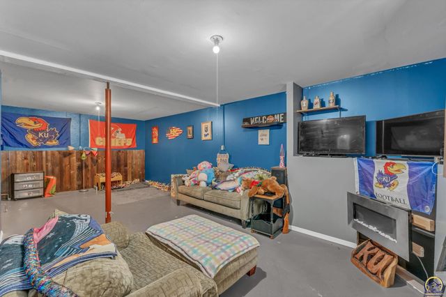 633 N 4th St, Carbondale, KS 66414