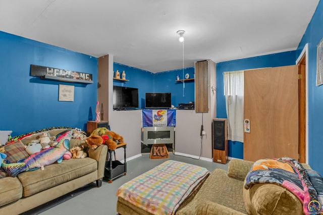 633 N 4th St, Carbondale, KS 66414
