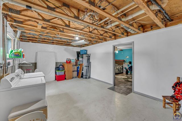 633 N 4th St, Carbondale, KS 66414