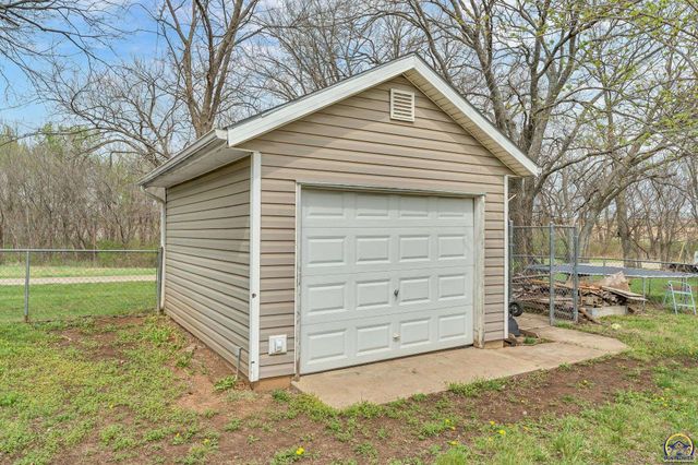 633 N 4th St, Carbondale, KS 66414