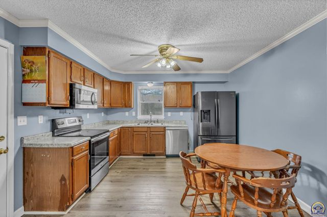 633 N 4th St, Carbondale, KS 66414