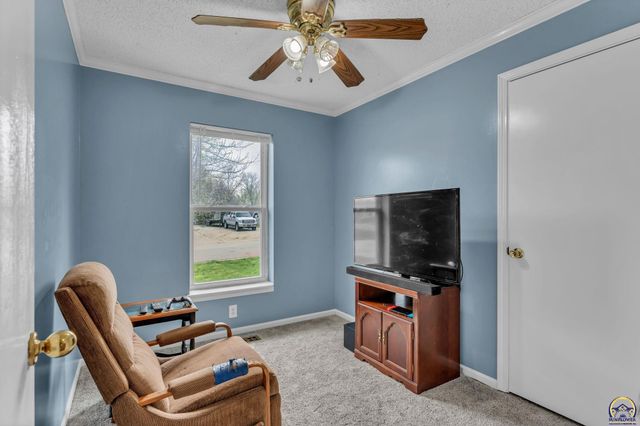 633 N 4th St, Carbondale, KS 66414