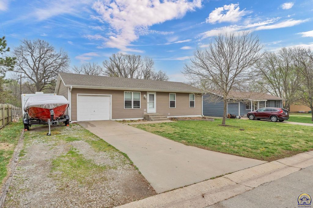 633 N 4th St, Carbondale, KS 66414