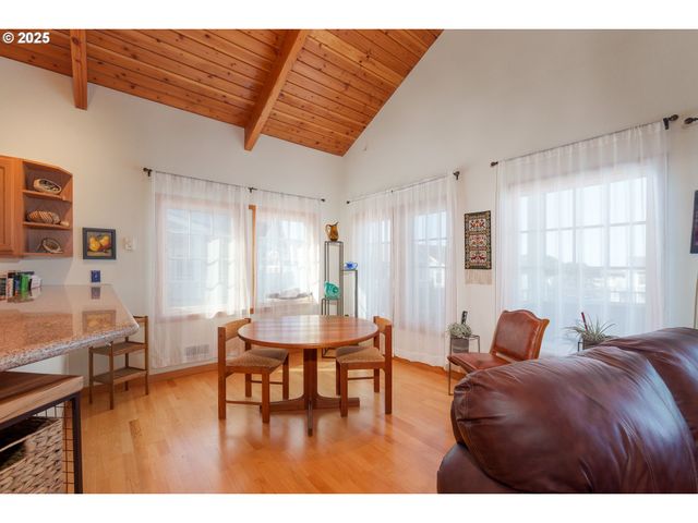 1327 VILLAGE Loop, Bandon, OR 97411