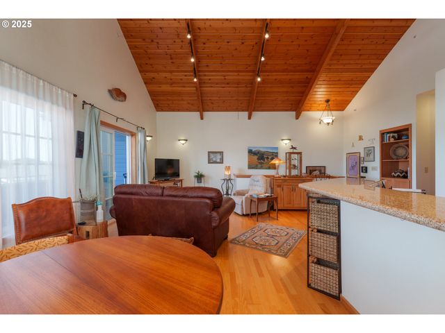 1327 VILLAGE Loop, Bandon, OR 97411