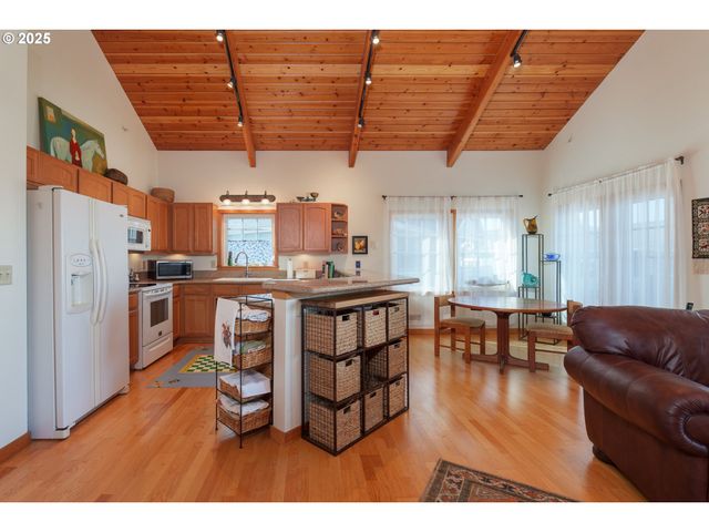 1327 VILLAGE Loop, Bandon, OR 97411