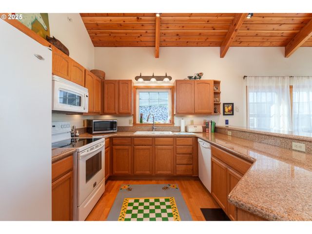 1327 VILLAGE Loop, Bandon, OR 97411