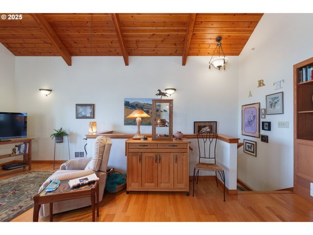 1327 VILLAGE Loop, Bandon, OR 97411