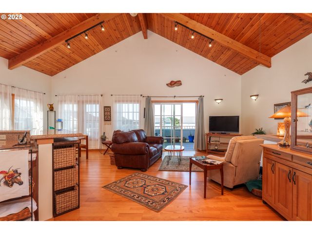 1327 VILLAGE Loop, Bandon, OR 97411