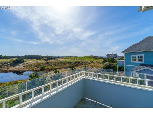 1327 VILLAGE Loop, Bandon, OR 97411