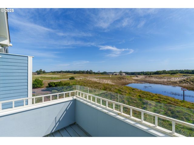 1327 VILLAGE Loop, Bandon, OR 97411