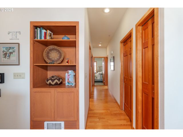 1327 VILLAGE Loop, Bandon, OR 97411