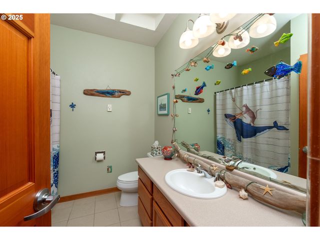 1327 VILLAGE Loop, Bandon, OR 97411