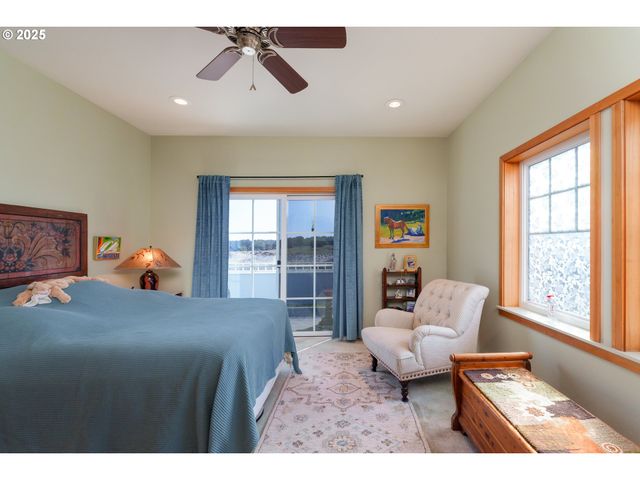 1327 VILLAGE Loop, Bandon, OR 97411