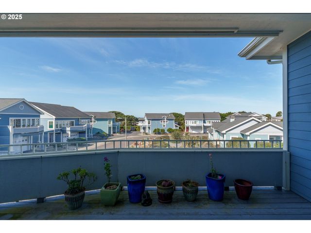 1327 VILLAGE Loop, Bandon, OR 97411