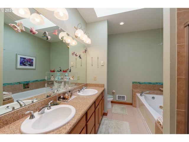 1327 VILLAGE Loop, Bandon, OR 97411