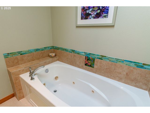 1327 VILLAGE Loop, Bandon, OR 97411