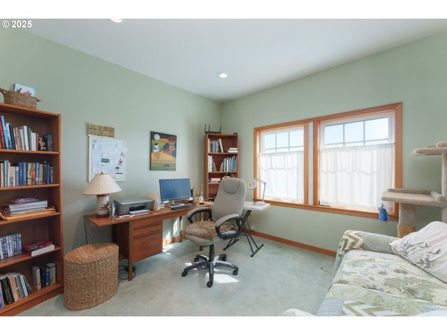 1327 VILLAGE Loop, Bandon, OR 97411