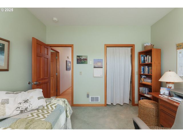 1327 VILLAGE Loop, Bandon, OR 97411