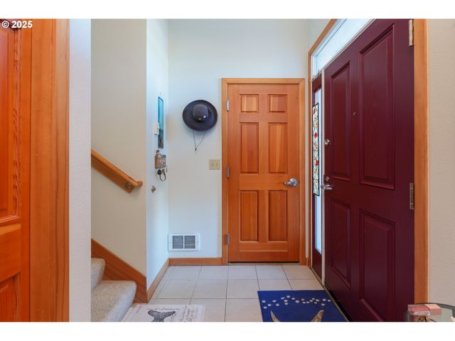 1327 VILLAGE Loop, Bandon, OR 97411