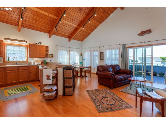 1327 VILLAGE Loop, Bandon, OR 97411
